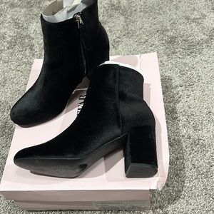 Justfab Jacinta velvet bootie size 6.5 in black